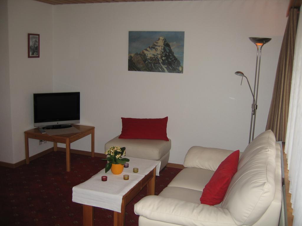 FERIENWOHNUNGEN Chalet Hohturnen Grindelwald Zimmer foto