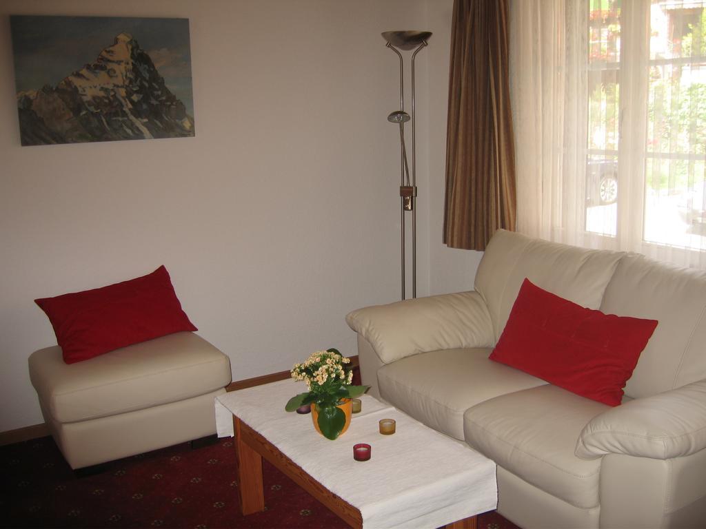 FERIENWOHNUNGEN Chalet Hohturnen Grindelwald Zimmer foto